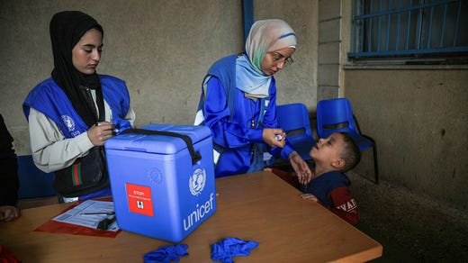 Il personale dell'UNRWA sta attualmente implementando una campagna di vaccinazione antipolio, vaccinando i bambini a Gaza.