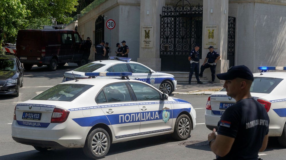 Polis sköts med armborst utanför Israels ambassad i Belgrad