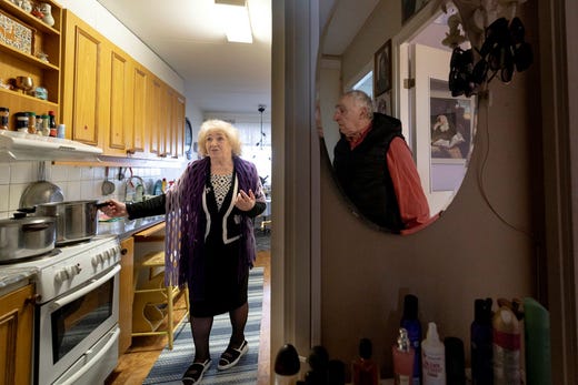 Jadwiga och Jean Papoutsas har bott i olika lägenheter i huset i 48 år. De drömmer sig gärna tillbaka till åren när NCC var deras hyresvärd.