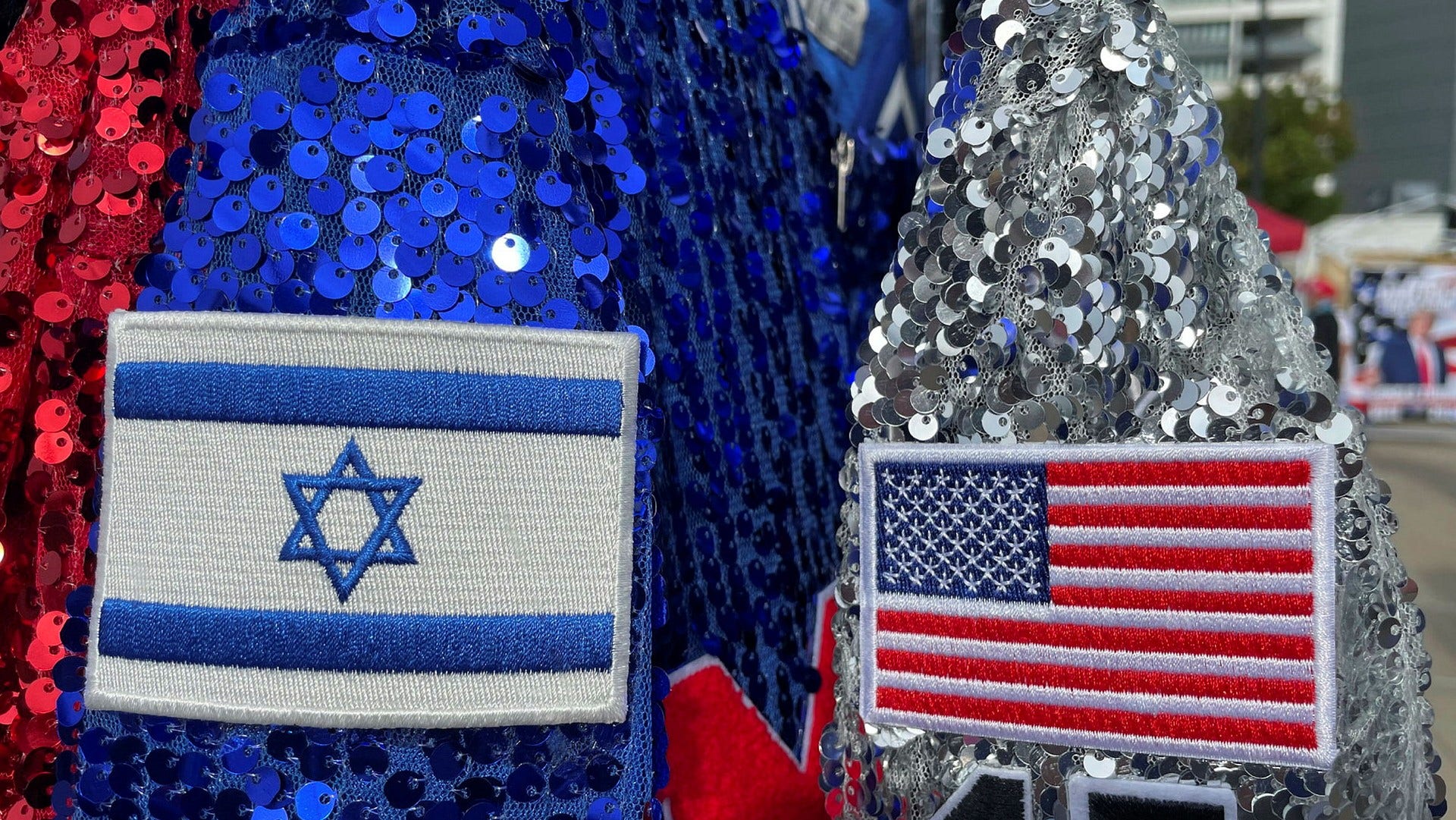 La bandiera israeliana è vicina alla bandiera americana tra i cacciatori di paillettes.