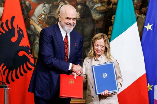 Il primo ministro albanese Edi Rama e l'italiana Giorgia Meloni firmano l'accordo di accoglienza dell'asilo del 2023.