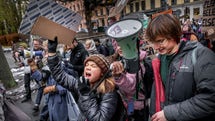 Stockholm, den 25 november 2022. Greta Thunberg demonstrerar på Mynttorget, till stöd för en grupp ungdomar som har stämt svenska staten för att inte behandla klimatkrisen som en kris.