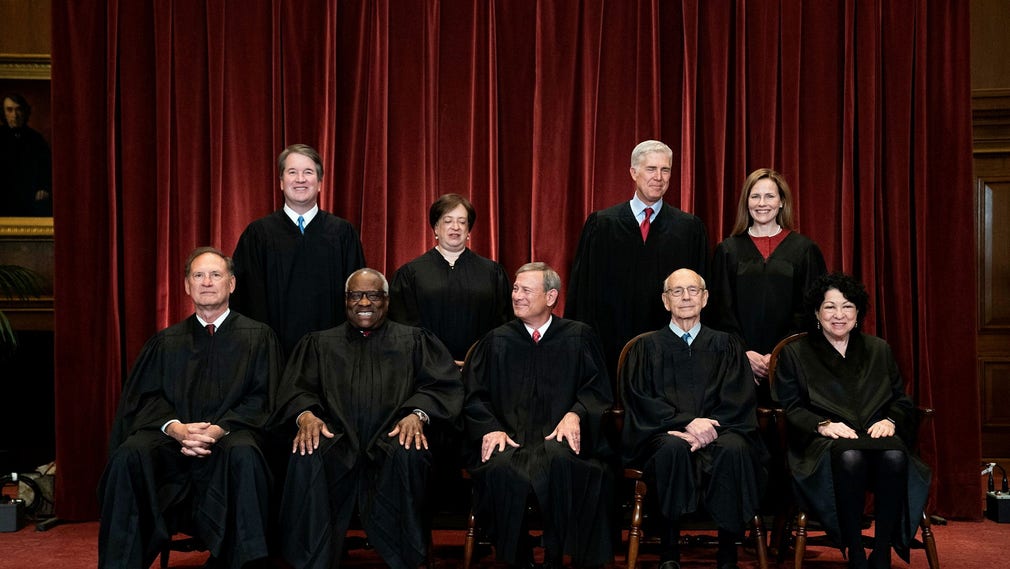HD-domaren Clarence Thomas (sittande näst längst till vänster) öppnar för att se över fler prejudicerande beslut.