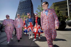 Colin Prosser (till vänster) och hans brittiska gäng plockar fram kostymerna och drar till Eurovision varje år.