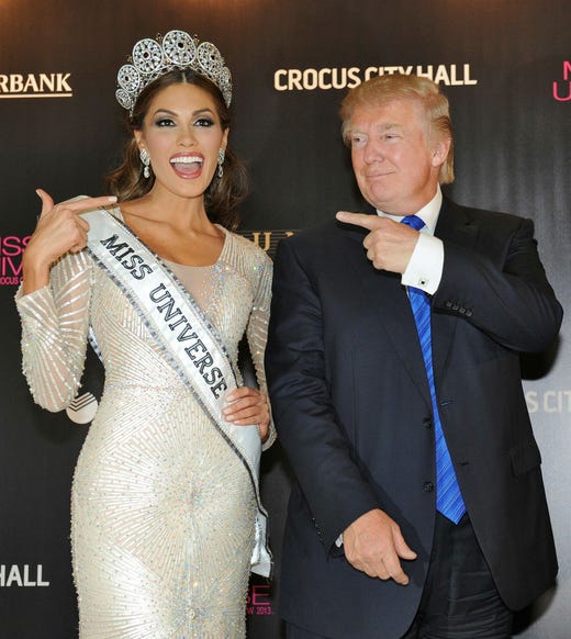 Donald Trump på plats i Moskva 2013 under Miss Universe-tävlingen. Vid hans sida vinnaren Gabriela Isler från Venezuela.