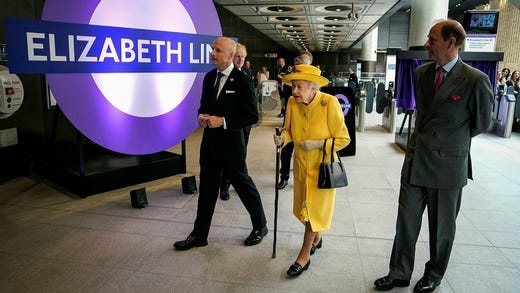 Elizabeth-linjen i Londons kollektivtrafik invigdes 2022 av drottning Elizabeth. Här finns plattformsbarriärer och Region Stockholms trafikförvaltning har studerat utformningen.