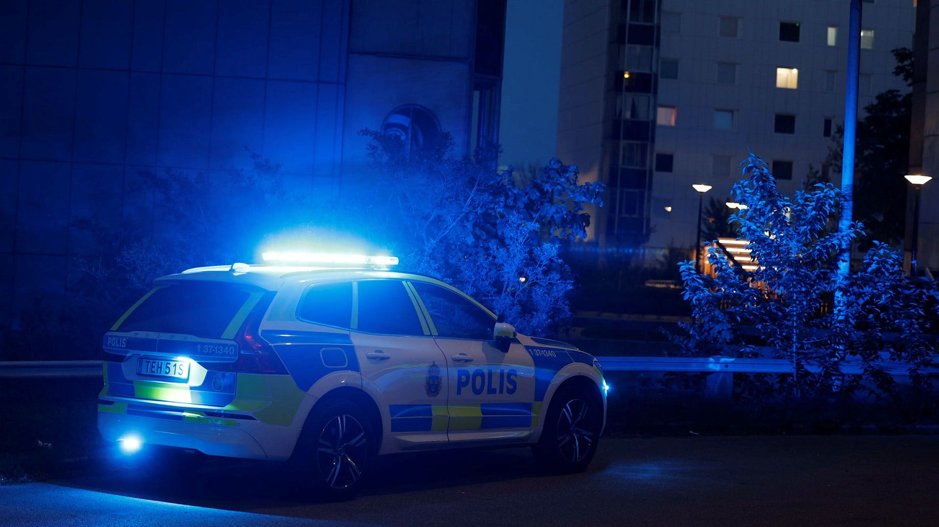 En man sköts i ett trapphus i Flemingsberg på söndagskvällen.