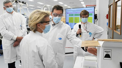 EU-kommissionens ordförande Ursula von der Leyen tillsammans med Pfizers vd Albert Bourla på ett besök hos läkemedelsföretaget i Puurs, Belgien, i april 2021.