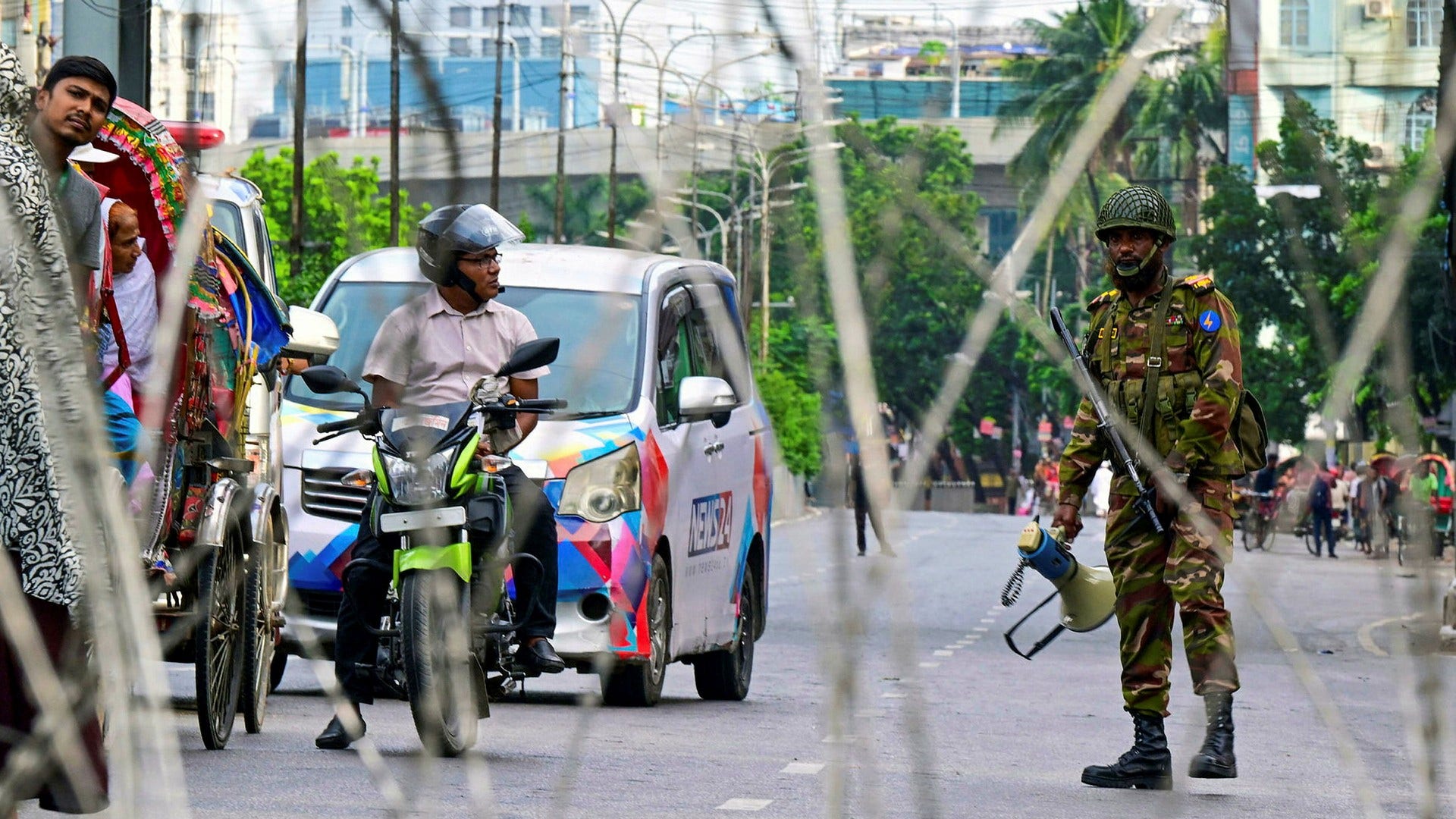 Thousands defy curfew in Bangladesh