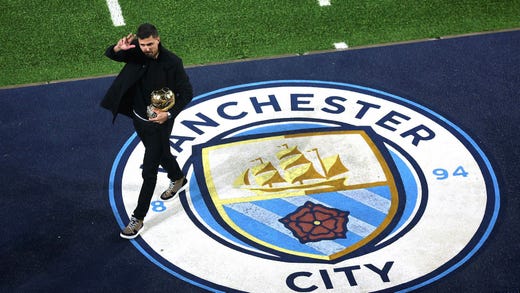 Rodri har länge varit en absolut nyckelspelare för Manchester City, men den spanske mittfältaren - här med Ballon d'Or, som han tilldelades tidigare i höstas - är nu skadad.