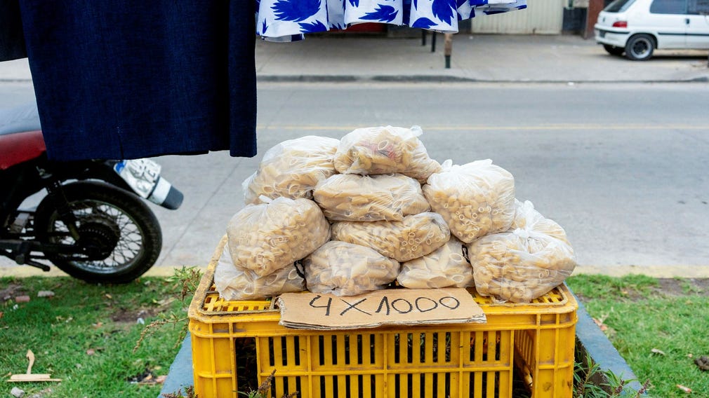 Ett kilo pasta kostar motsvarande tio kronor på loppisen i förorten Solano utanför Buenos Aires.