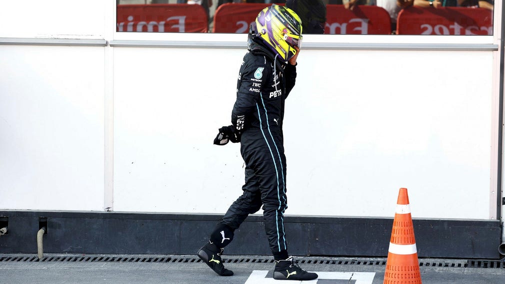 Lewis Hamilton var plågad under formel 1-loppet i Baku. Nu kliver Internationella bilsportförbundet in och ställer krav på Mercedes.