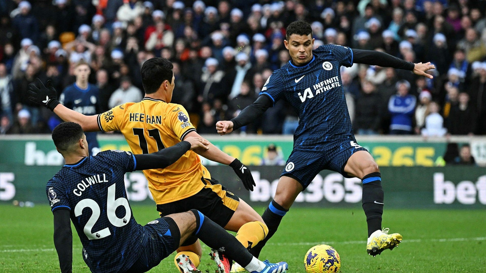 Wolverhamptons Hwang Hee-chan tacklas av Chelseas försvarare Levi Colwill när han slåss om bollen med Thiago Silva under söndagens match.