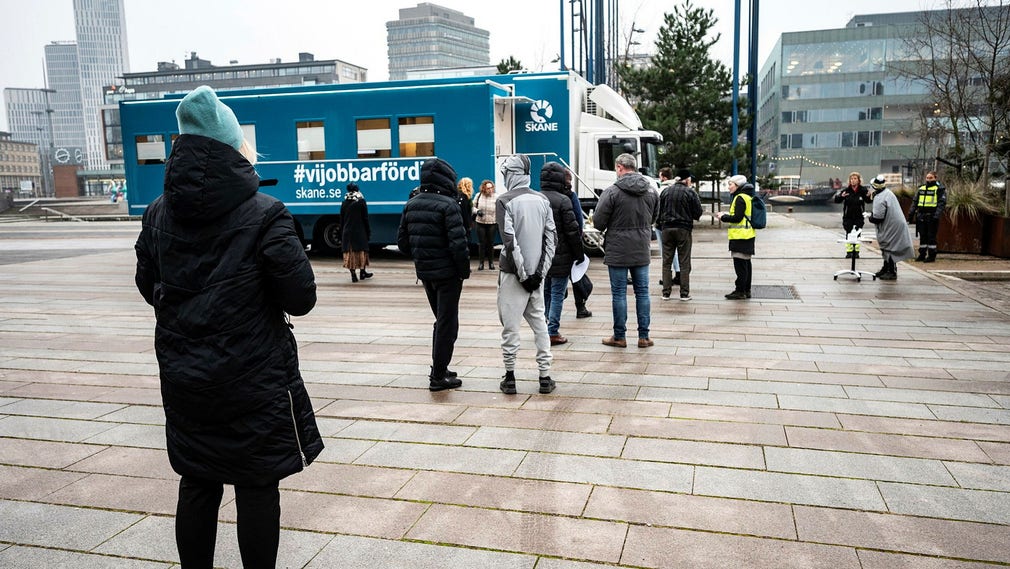 Kö vid den så kallade vaccinationsbussen i Malmö.