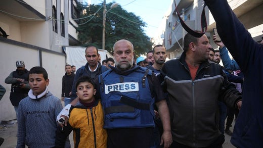 Il direttore locale di Al Jazeera a Gaza, Wael Dahdouh, durante il funerale del figlio del giornalista di Al Jazeera Hamza Wael Dahdouh, martire in un attacco israeliano lo scorso gennaio.