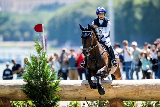 Frida Andersén på hästen Box Leo under det olympiska terrängloppet i Paris i somras. En tävling där triggbara hinder användes.