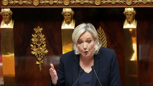 Marine Le Pen talar i nationalförsamlingen.