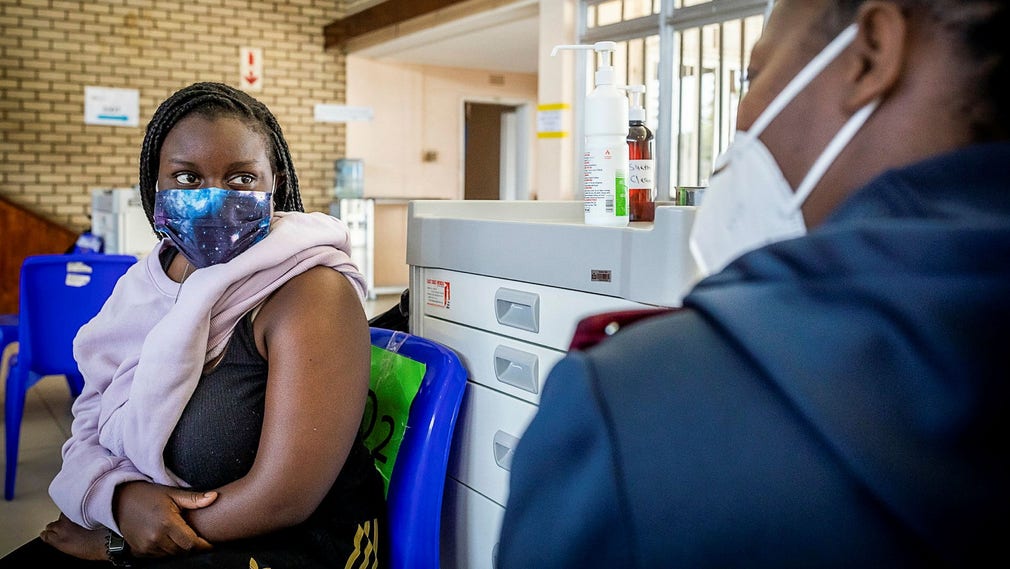 Rendani Tshisikule, 16, får sin första spruta av sjuksköterskan Blossom Gcingca.