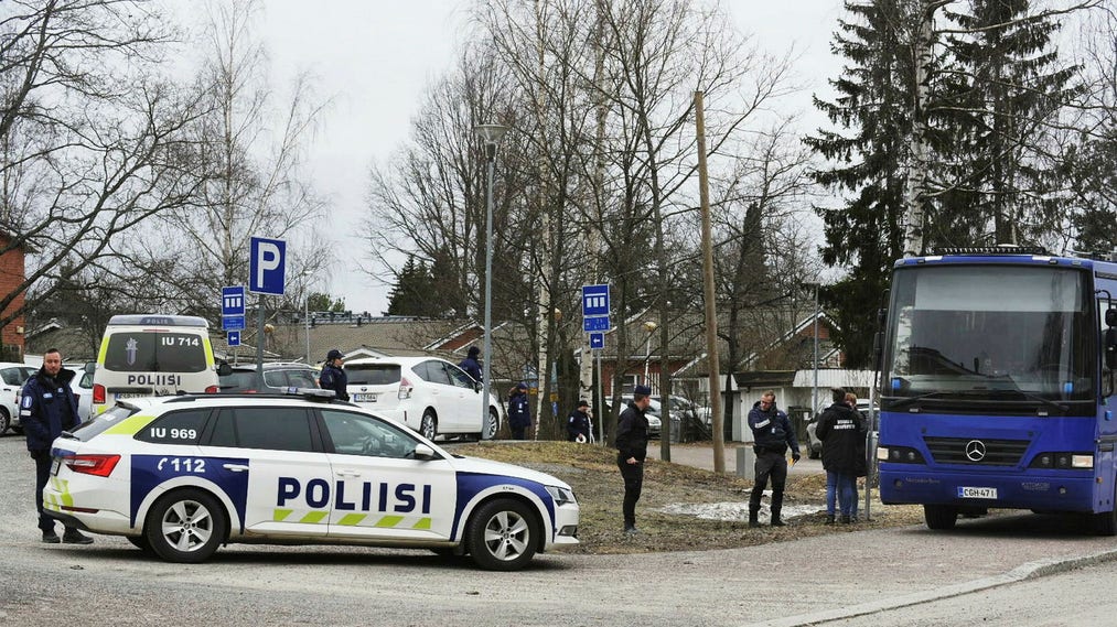 Polisen på plats vid skolan i Vanda i samband med dådet i början på april.
