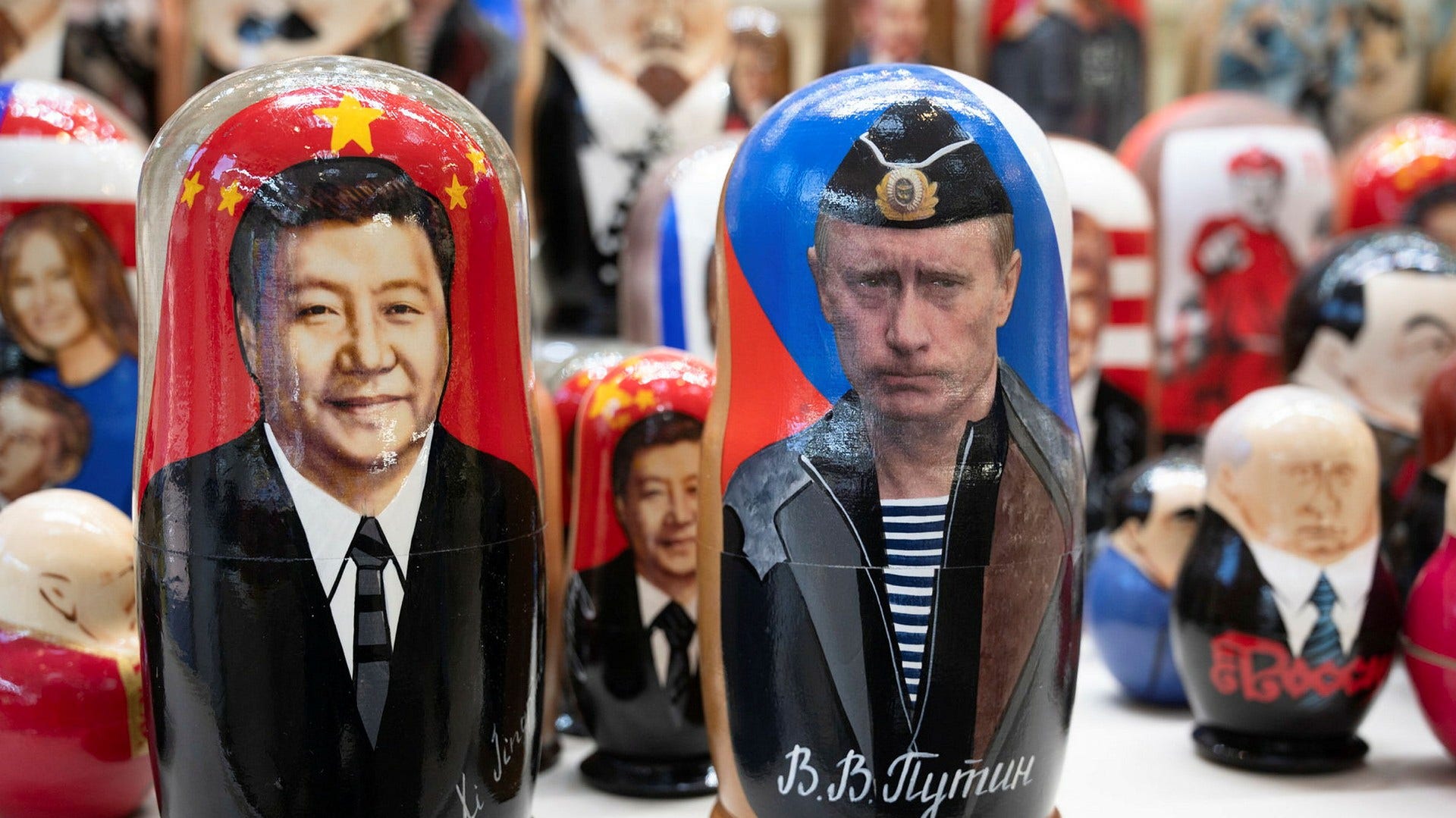 Matrjosjkadockor föreställande de kinesiska och ryska presidenterna på en marknad i Moskva.