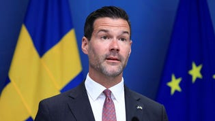 Bistånds- och utrikeshandelsminister Johan Forssell (M) på en pressträff i Almedalen för att presentera ett paket med stöd till Ukraina.