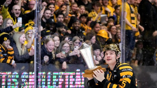 Axel Sandin Pellikka firar med Le Mat-pokalen efter att Skellefteå vunnit SM-finalen mot Rögle i april.