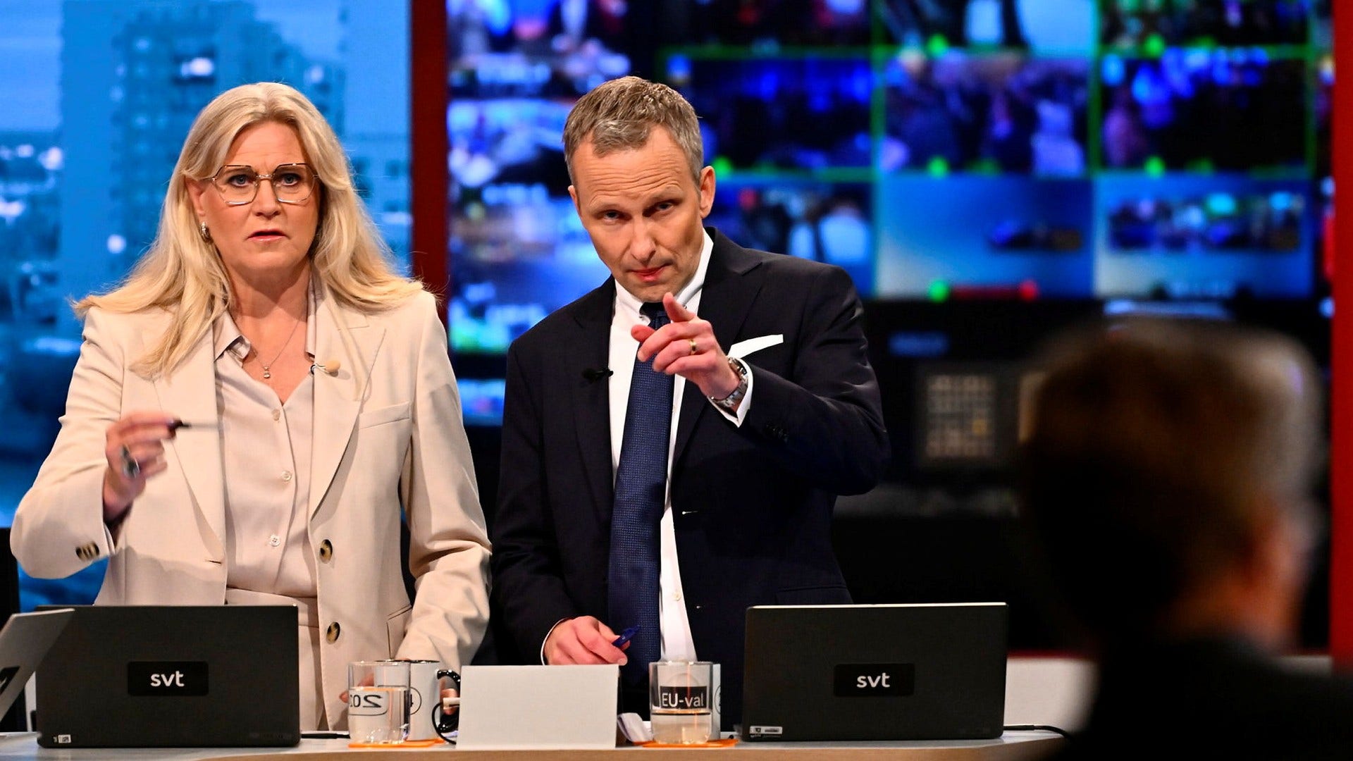 Programledarna Camilla Kvartoft och Anders Holmberg i studion under SVT:s valvaka för EU-valet i söndags kväll. Den långa direktsändningen borde använts på ett annat sätt, anser insändarskribenten.