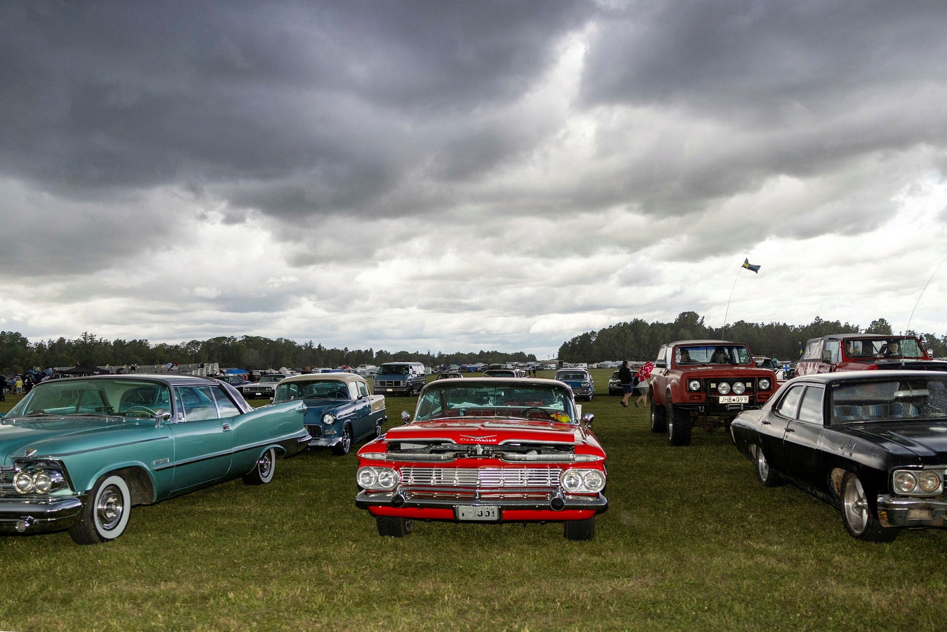 Det är bara amerikanska bilar gjorda innan 1977 som får stå på den här parkeringen.