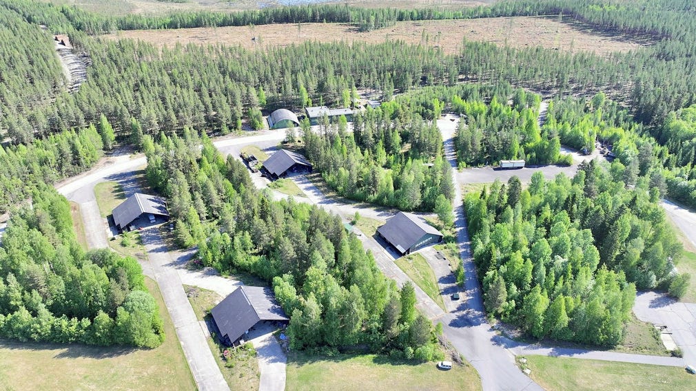 Förutom landningsbanan ingår en verkstad, fem flygplanshangarer och en förrådsbyggnad.