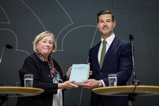 Utredaren Anita Linder och migrationsminister Johan Forssell presenterade den 26 november den nya propositionen om återvändande, som uppgiftsskyldigheten var en del av.