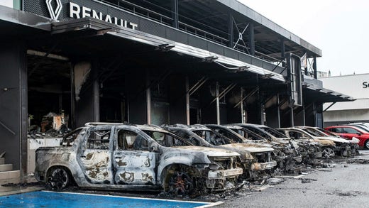 Des bâtiments et des véhicules ont été incendiés et des magasins pillés.  Selon les autorités françaises, les dégâts matériels s'élèvent à au moins deux milliards de couronnes.