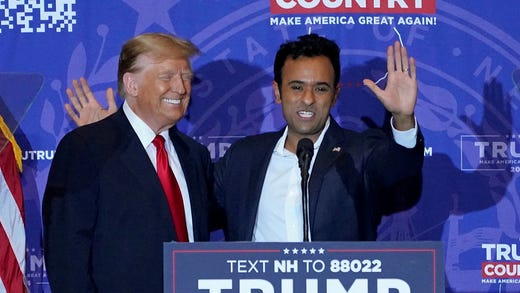 Techmiljardären Vivek Ramaswamy, som också kandiderar för republikanerna före valet, tillsammans med Donald Trump.