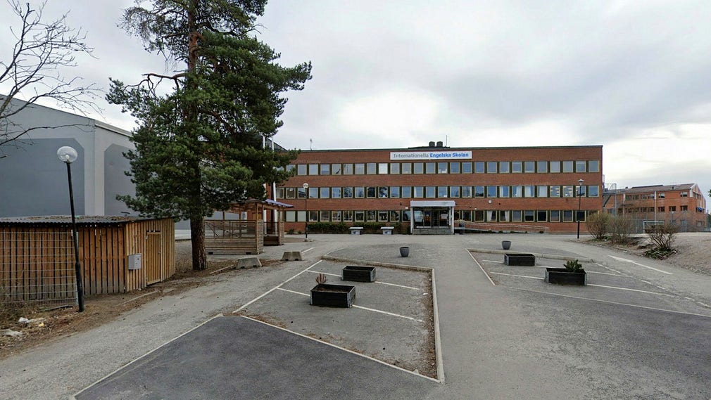 Skolinspektionen ger Engelska skolan i Täby ett föreläggande om klädreglerna.
