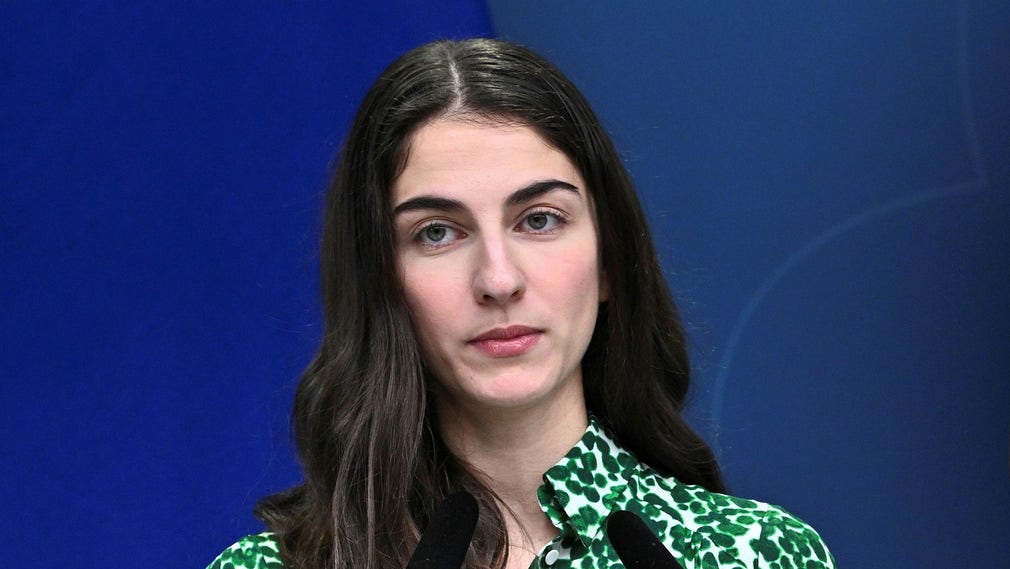 Klimatminister Romina Pourmokhtari (L).