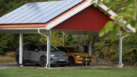 En ny tjänst från elbolaget Tibber ger elbilsägare en möjlighet att tjäna extra pengar på batterierna i bilen.