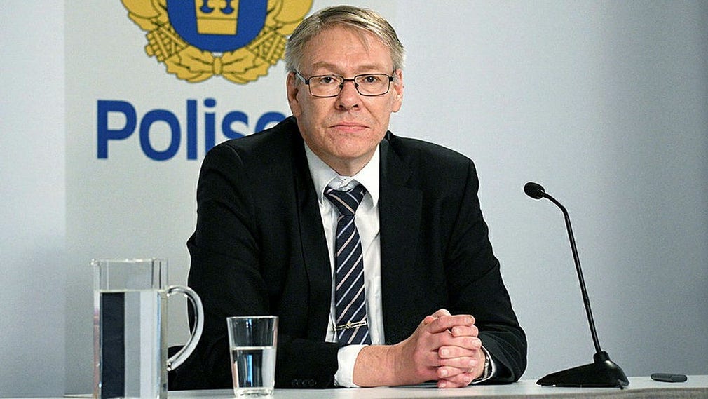 När chefsåklagare Krister Petersson meddelade att förundersökningen om mordet på Olof Palme läggs ned namngav han en avliden som den som höll i vapnet och sköt statsministern. JO riktar stark kritik mot åklagaren för att ha åsidosatt objektivitetsprincipen, skriver Nils Funcke.