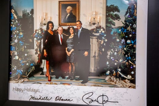 Julkort i gillestugan hos makarna Ahwal och Morris. De posterar med presidentparet – Michelle och Barack Obama.