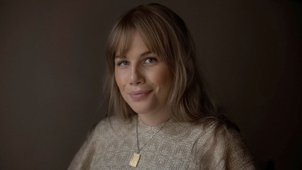 Anna Björklund är aktuell med boken ”Kvinnomanualen” som Nina Björk recenserade i DN.