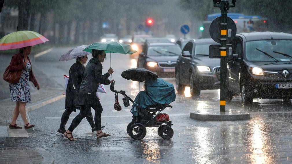 SMHI varnar för regn- och åskskurar i sydöstra Sverige på fredagskvällen.
