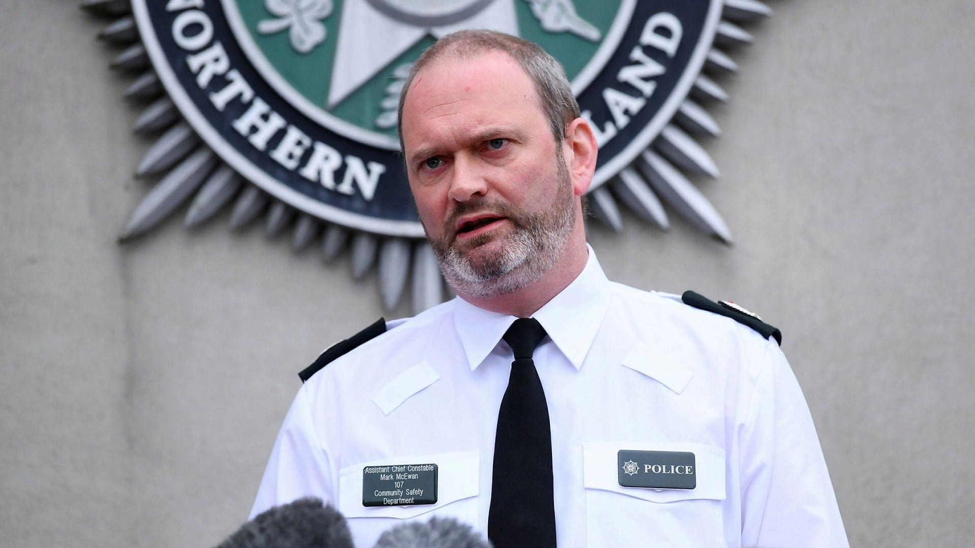 16 poliser skadades när personer kopplade till Nya IRA störde husrannsakningar, säger biträdande polischef Mark McEwan på fredagen.