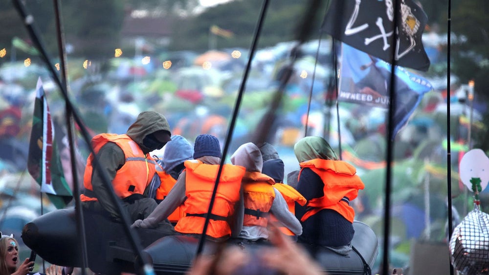 Minister kritiserar Banksys flyktingflotte