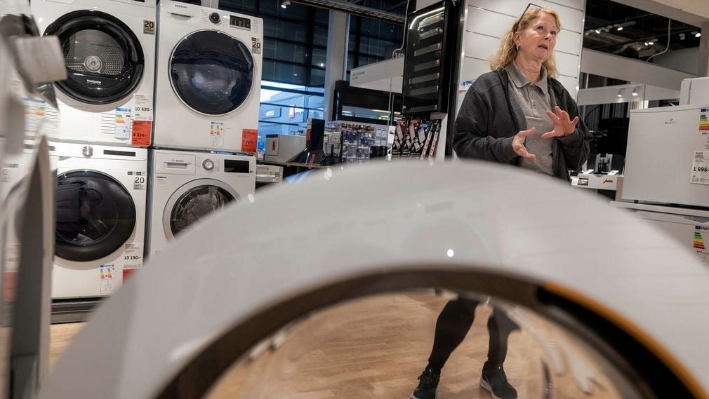 Butikschef Benita Thunberg på Elon i Barkarby har märkt ett snabbt växande intresse för produkternas energieffektivitet.