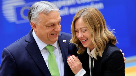 Il primo ministro italiano Giorgia Meloni, a destra, presiede il gruppo del Partito europeo, al quale il primo ministro ungherese Viktor Orban, a sinistra, vorrebbe aderire.