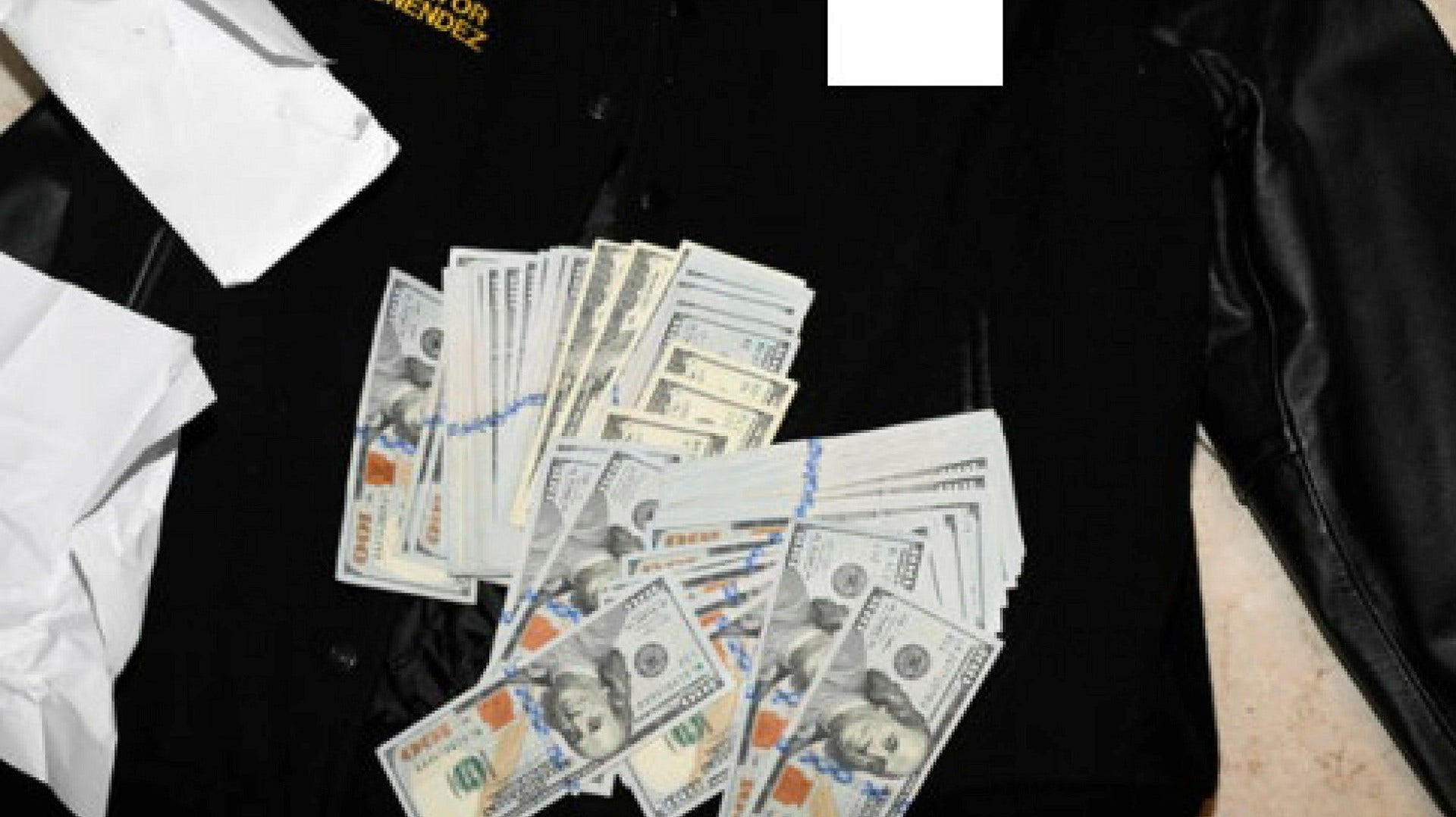 Pengar som hittades gömda i en tröja under husrannsakan hemma hos senatorn. Det är andra gången Bob Menendez åtalas för mutbrott. Förra gången, 2017, friades han i rätten.