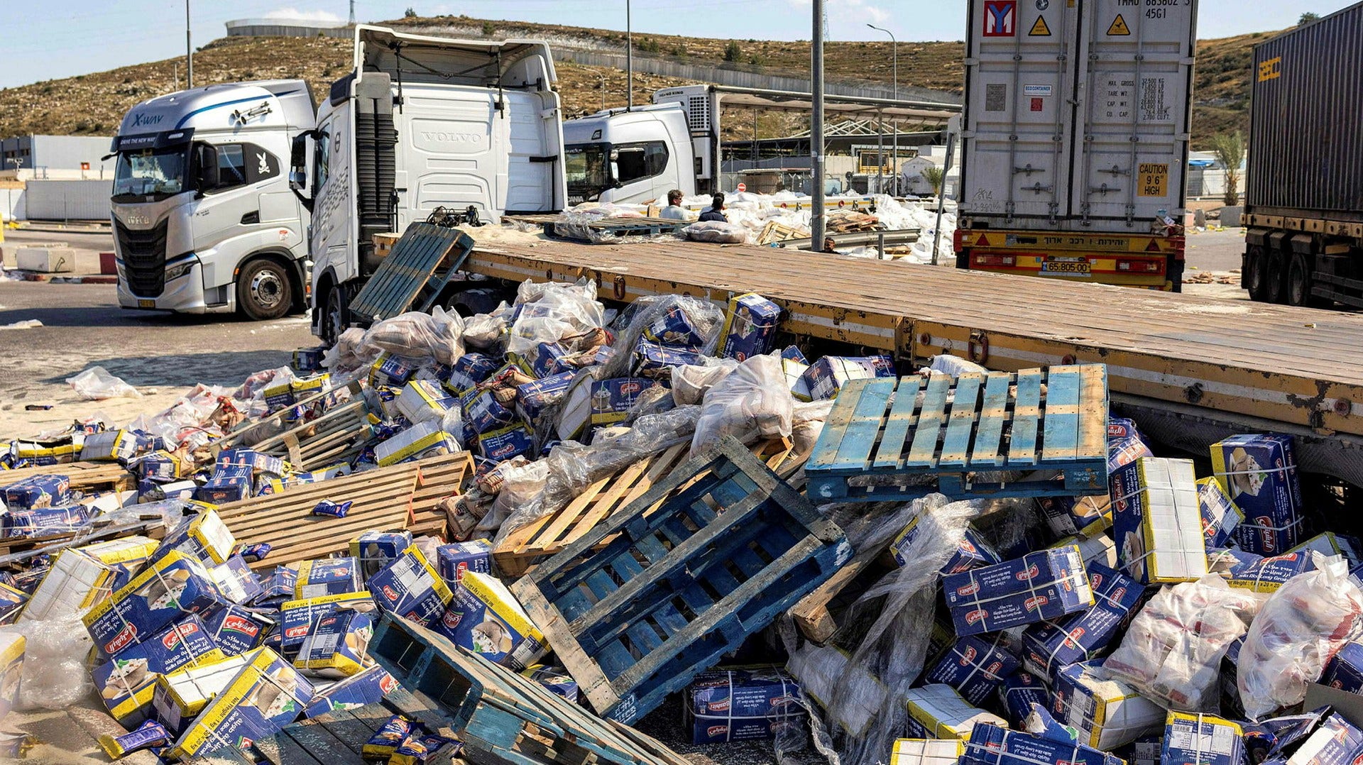 Mat på väg från Jordanien till Gaza förstördes av en grupp israeliska extremister i söndags. Det var inte sista gången – i veckan som gått har 25 ytterligare attacker mot lastbilar skett på Västbanken. Flera av dem var inte ens på väg till Gaza.