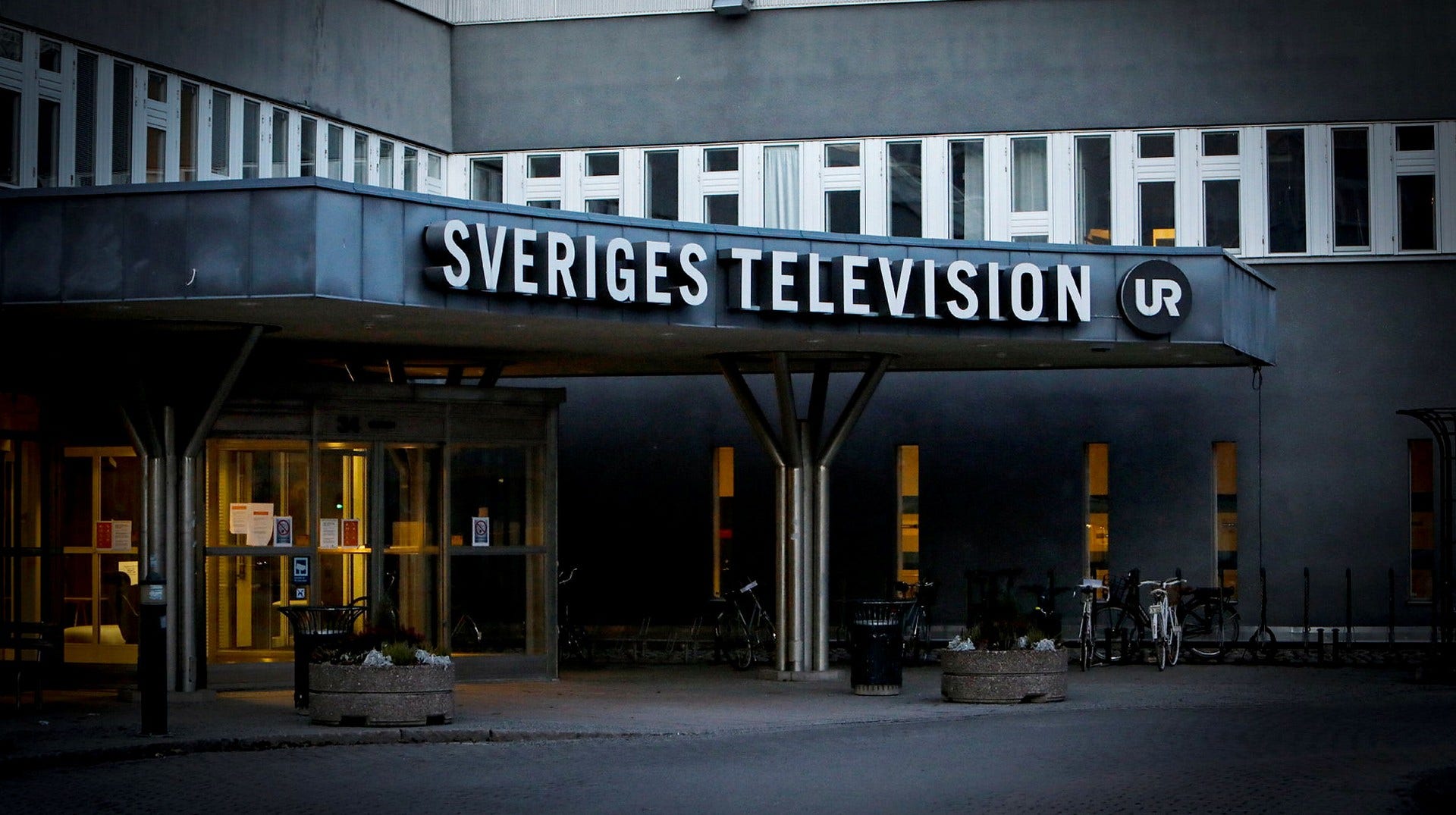 Sveriges Television försvarar sin EU-valkompass mot kritik från en insändarskribent som anser att de väljare som anser att ökad migration är viktig sorteras bort.