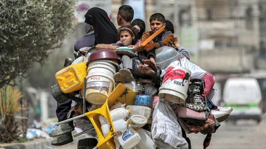 I palestinesi stanno fuggendo da Rafah in gran numero, prendendo di mira soprattutto Al-Mawasi.