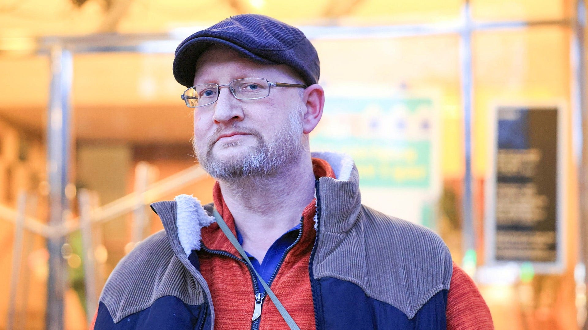 Vänsteraktivisten och skribenten Mathias Wåg blev slagen av maskerade män på mötet.