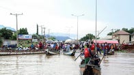 Översvämningarna i Nigeria, som här i staden Kogi, har gjort att över 100 000 människor tvingats lämna sina hem och över 300 har omkommit.