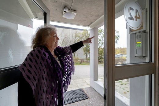 Porttelefonen är sönder, hissen i niovåningshuset har användningsförbud och låsen till dörrarna på entréplan bortplockade.